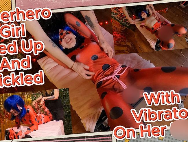 Download: Sweet_Sansarella - Superheldenmädchen in einer Falle gefangen. Sie ist gefesselt und wird mit einem Vibrator an der Muschi gekitzelt