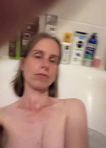 Download: SweetyHolly - Beim Baden, los hüpf mit rein in die Wanne