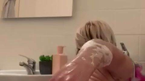 Download: Swenny31 - Die Muschi rasieren, Handschuhe abziehen, die Reizung mit dem Duschkopf auswaschen