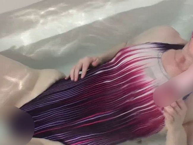 Download: Swimsuitbitch - Violett swimsuit meets pink vibrator underwater in bathtube orgasm