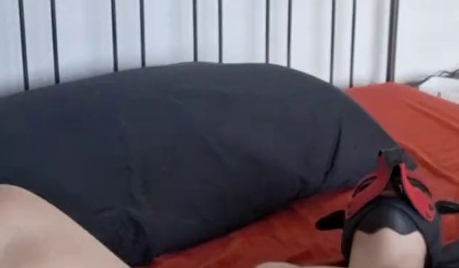 Download: Swissapple - Solo play im Bett beginnt mit im Dessous und endet Nackt