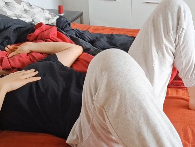 Download: Swissapple - Schweizermädchen Mastrubiert im Bett