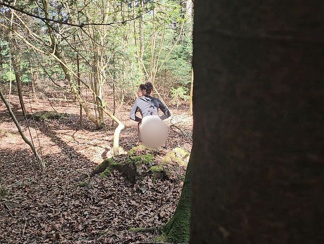 Download: Sydney_Schmid - Spanner im Wald! Beim pissen erwischt und auf Video festgehalten!