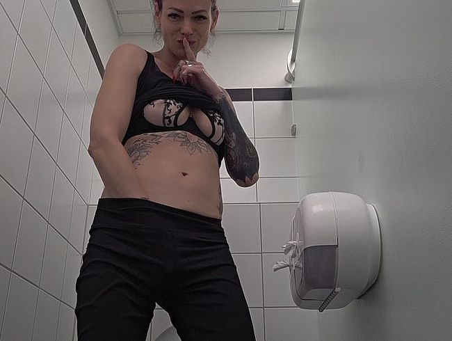 Download: Sydney_Schmid - Pussy Wichsen auf der Flughafen Toilette...
