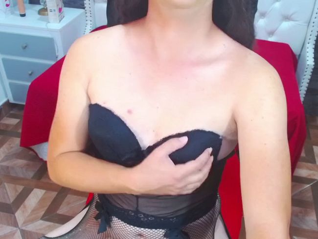 Download: TRINY_TS - Mir wird richtig heiß in meinem Stuhl und meinem BH-Oberteil