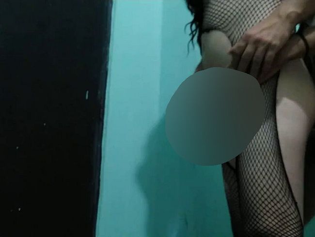 Download: TRINY_TS - Der Wachmann hat mich hart und tief gefickt