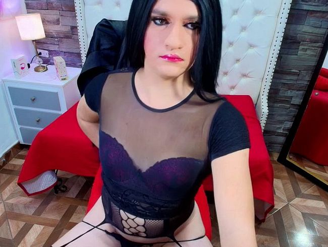 Download: TRINY_TS - Mein Schwanz wird hart in meinem sexy schwarzen String.