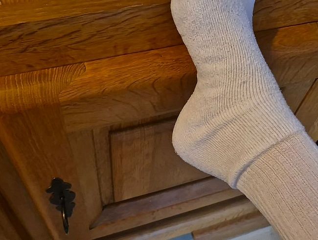 Download: TWERI - Wunsch Video für Sochenfan 36 - Geil nackt in weißen Socken gewichst!