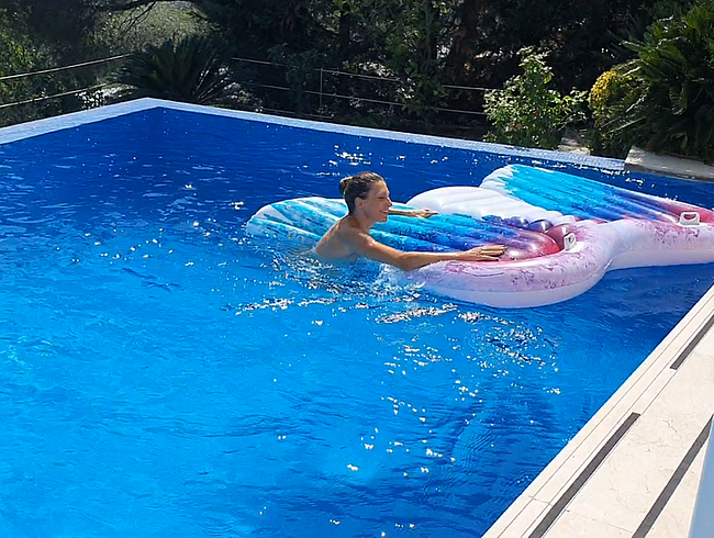 Download: TaliaMint - Nacktes Schwimmen an einem heißen Sommertag