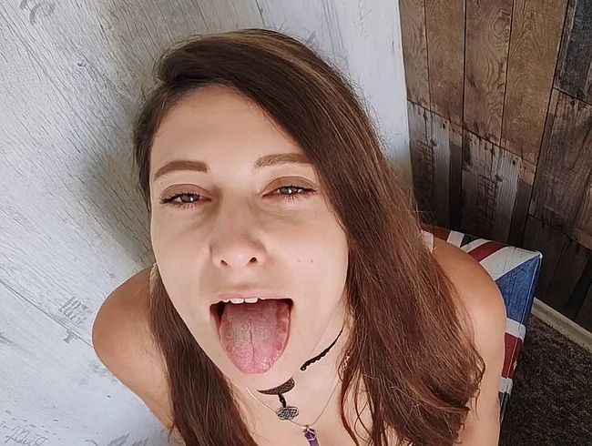 Download: TaliaMint - Kann ich deinen Schwanz lutschen? POV