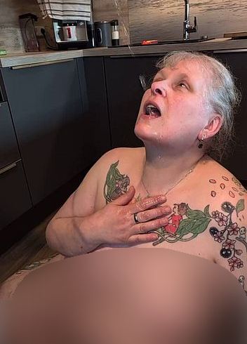 Download: TamaRubens - User pisst mich einfach an...