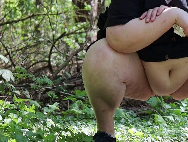 Download: TamaRubens - pissen im Wald....