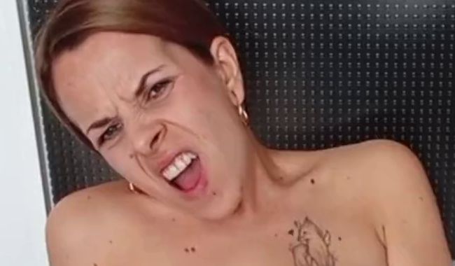 Download: Terras-Wildlife - Ungezogenes Schulmädchen reitet den XXL dildo