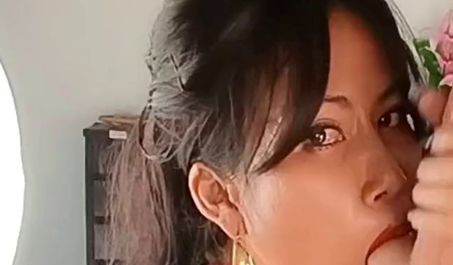 Download: Thai-Darika - Thai bläst einen Dildo