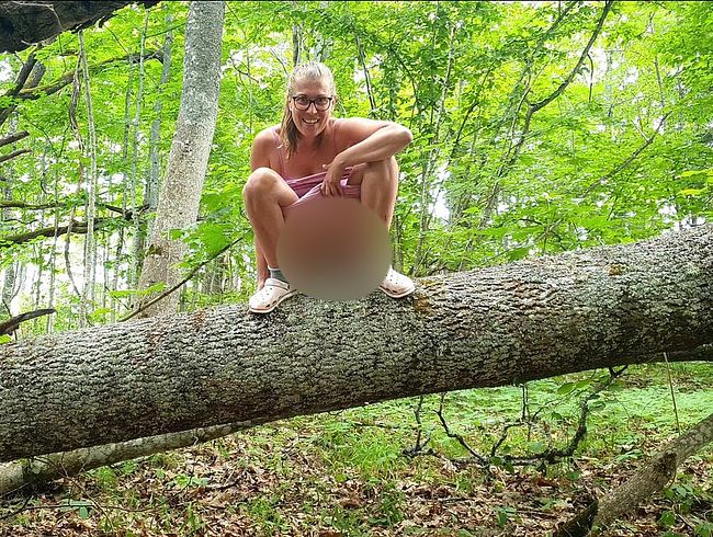 Download: TheaRemmel - Ich pinkel vom Baum im Wald - Outdoor