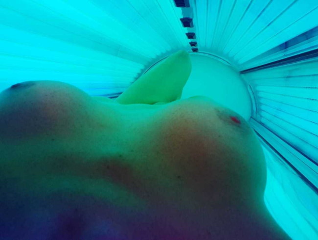 Download: TiffanyWet - PUBLIC SB! Ausgelassene Masturbation auf dem Solarium!!