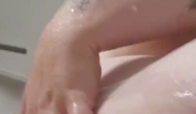 Download: TiitiiRella - Komm her zu mir und seif mir meine Titten ein ....