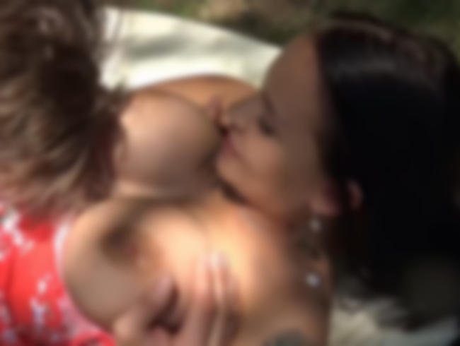 Download: TitsAndHeels - Tief den Schwanz im Rachen und alles auf meine Riesentitten gerotzt!