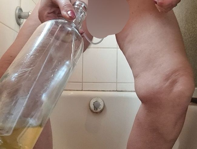 Download: TouchedByTine - Schlauch in Harnröhre gesteckt! - Pisse läuft in eine Flasche