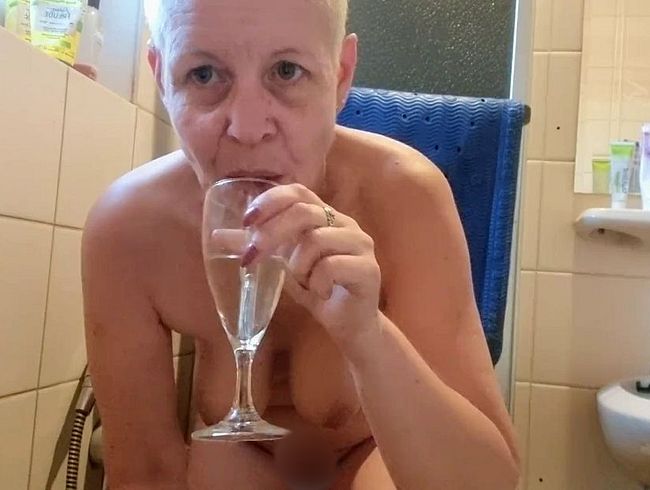 Download: TouchedByTine - PISSEN durch einen Strohhalm: CHECK - gefeiert wird natürlich mit NATURSEKT!