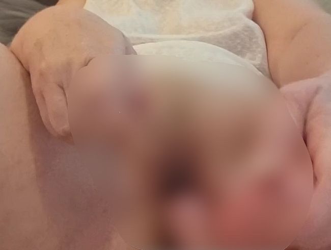 Download: TouchedByTine - Hörbar nasse spritzende Milf kommt heftig durch vaginale DP mit zwei Toys