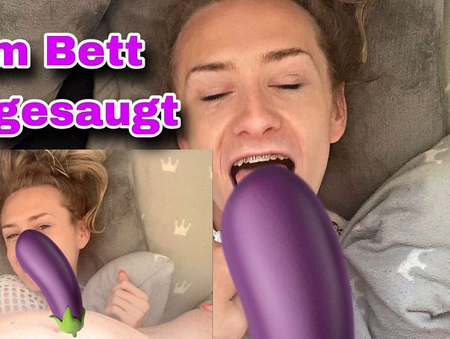 Download: Trans-Kimi - Pervers abgesaugt im Bett + cumshot