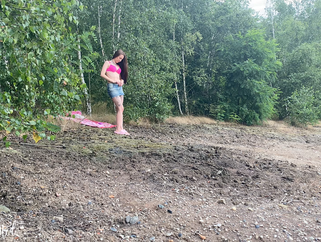 Download: Trixie-Tainted - Anregende Fingerspiele am Seeufer und beobachtet von fremden Blicken.