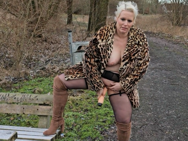 Download: UserBitch - Nackt unterm Pelzmantel den Vibrator gefickt