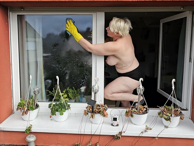 Download: UserBitch - Beim Fensterputzen gefilmt