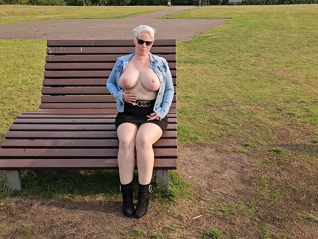 Download: UserBitch - Frivol im Park und am See