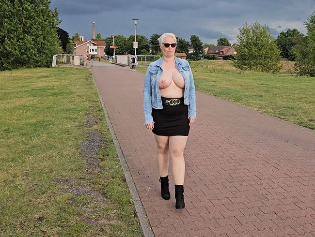 Download: UserBitch - Frivol im Park und am See
