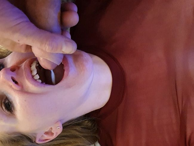 Download: UserBitch - Wichsen und Sperma schlucken auf dem Sofa