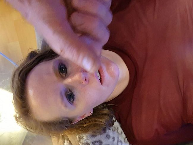 Download: UserBitch - Wichsen und Sperma schlucken auf dem Sofa