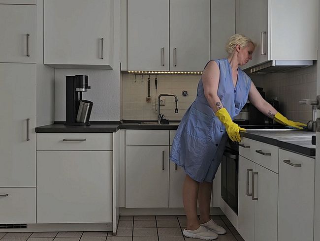 Download: UserBitch - Bei der Hausarbeit gestört