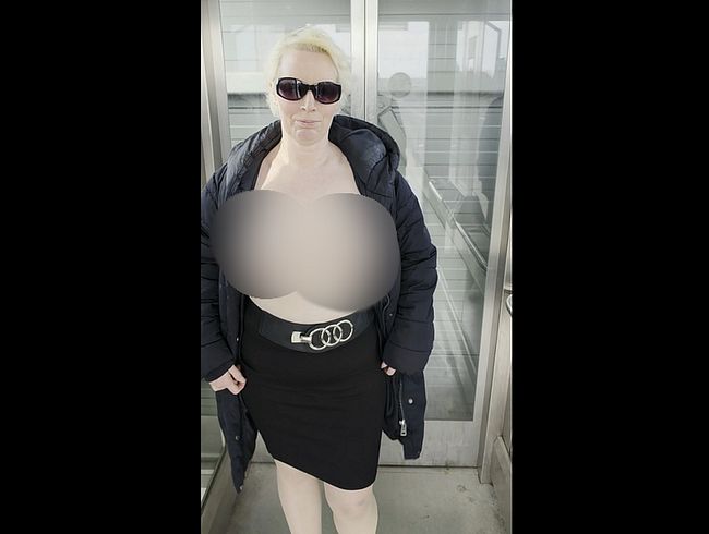 Download: UserBitch - Topless im Fahrstuhl