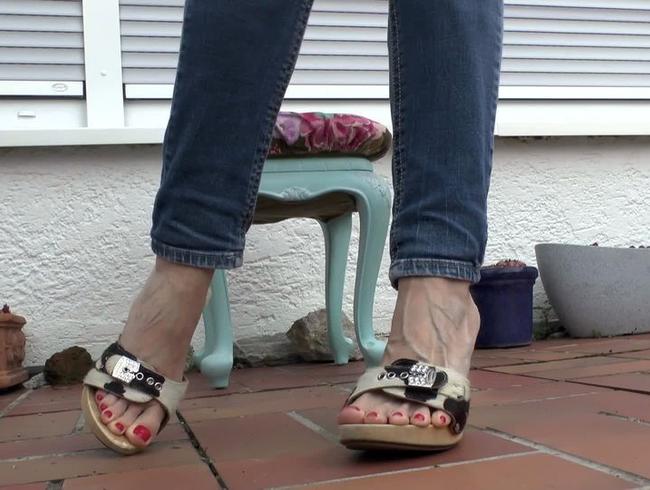 Download: ValenteVictoriaLady - In Holzpantoletten auf der Terrasse
