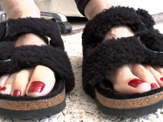 Download: ValenteVictoriaLady - Zehenfetisch - Zehen wackeln in schwarzen Pelzpantoffeln Teil 11