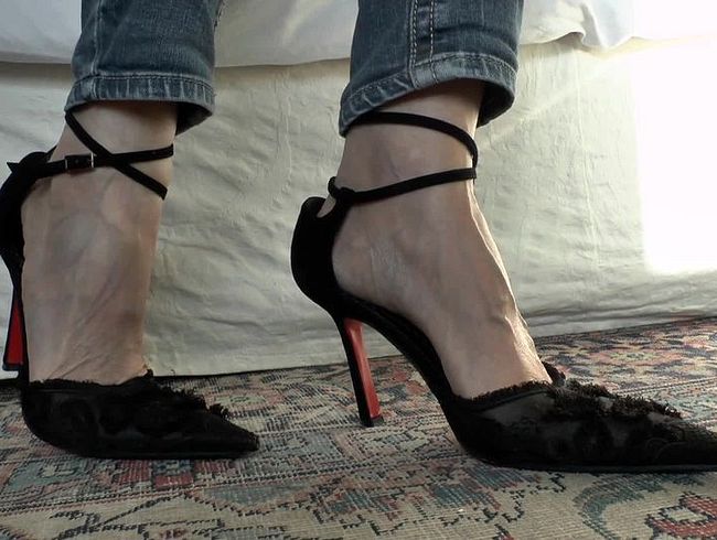 Download: ValenteVictoriaLady - High Heels Jeansbeine, Masturbation erlaubt, auf Heelsfüße abspritzen dürfen
