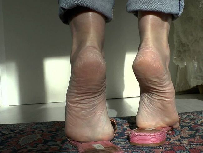 Download: ValenteVictoriaLady - Fußsohlen in flachen Slippers, Sohlen Fetisch Victoria Valente