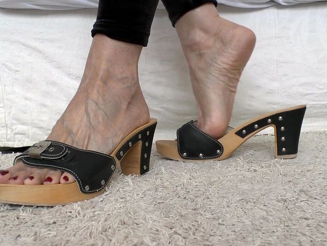 Download: ValenteVictoriaLady - Schwarze Holzpantoffeln, sexy Füße mit rot lackierten Zehennägeln, Lady Victoria