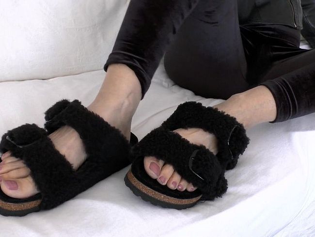 Download: ValenteVictoriaLady - Schnüffel vorne in meine Plüsch Sandalen und spritze ab auf meine Sandalen Füße, POV, JOI
