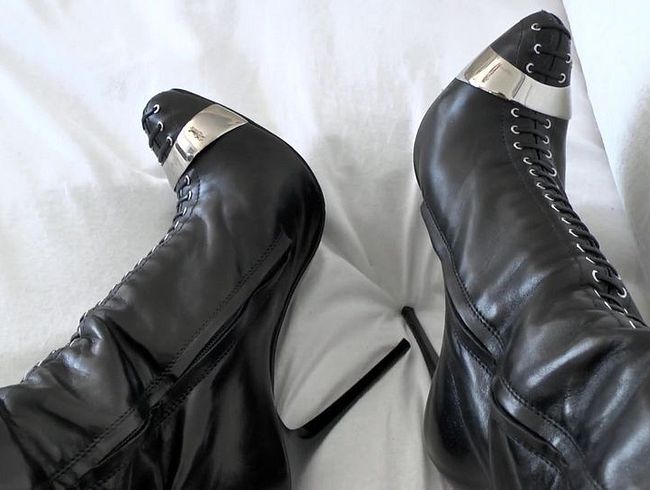 Download: ValenteVictoriaLady - Videobotschaft von der Frau Kommissarin: Spritze mir in meinen Lederstiefel Häftling, POV, JOI