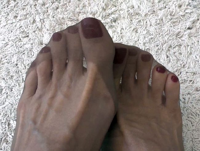 Download: ValenteVictoriaLady - Geile Nylonfüße warten auf Deinen Saft! POV, JOI, Lady Victoria
