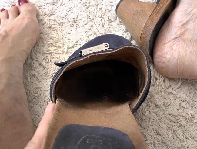 Download: ValenteVictoriaLady - Wichse geil in meinen geschlossenen Sabot Schuh, POV, JOI