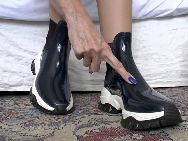 Download: ValenteVictoriaLady - Spritze auf meine kurzen Gummistiefel ab! JOI, POV