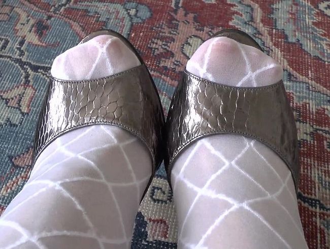 Download: ValenteVictoriaLady - Wichsaufgabe des Tages: Spritze ab auf meine Heels Füße Teil 1