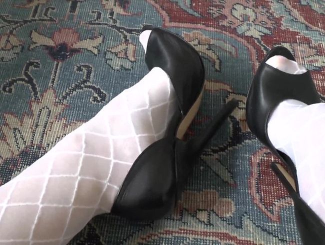 Download: ValenteVictoriaLady - Wichsaufgabe des Tages: Spritze ab auf meine Heels Füße Teil 5