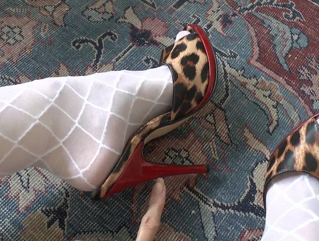 Download: ValenteVictoriaLady - Wichsaufgabe des Tages: Spritze ab auf meine Heels Füße Teil 6