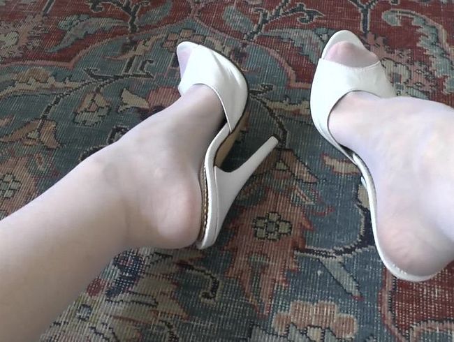 Download: ValenteVictoriaLady - Wichsaufgabe des Tages: Spritze ab auf meine Heels Füße Teil 8