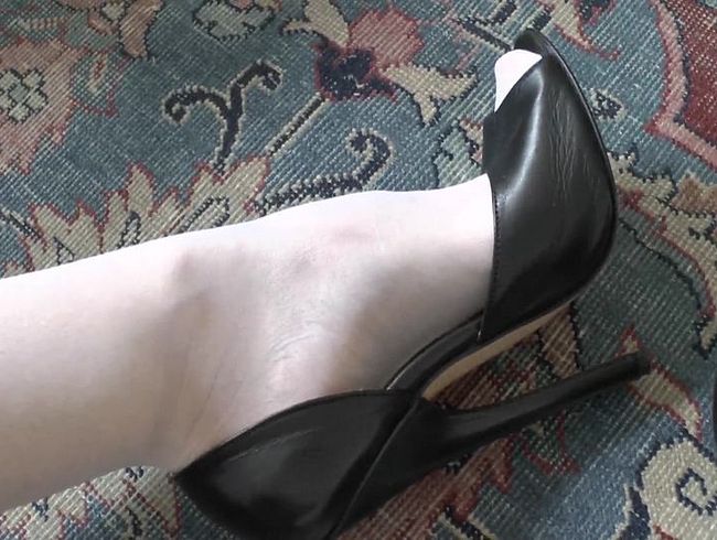 Download: ValenteVictoriaLady - Wichsaufgabe des Tages: Spritze ab auf meine Heels Füße Teil 10